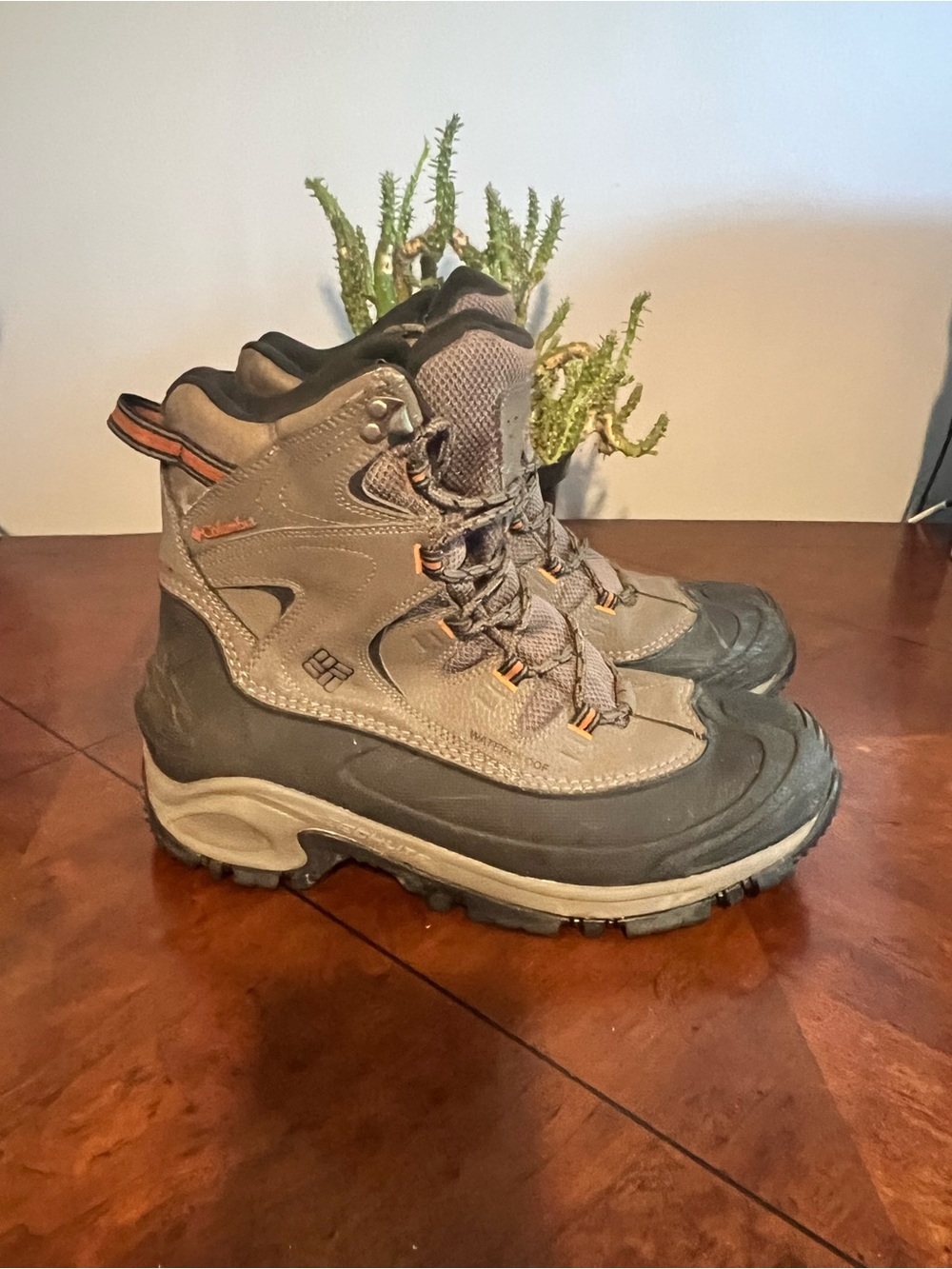 Columbia 200grams Waterproof Men’s Winter Hiking Boots Size 11.5